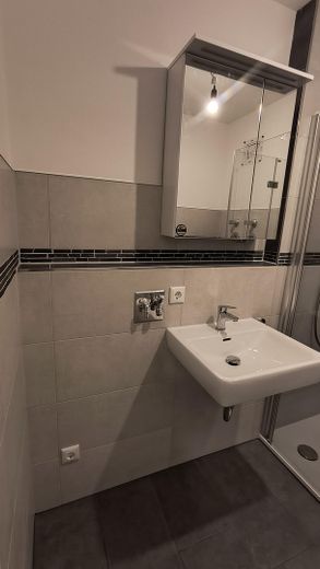Charmantes, renoviertes Apartment mit Terrasse, kleinem Garten & Tiefgaragenstellplatz in Regensburg – Waschmaschinenanschluss im Bad