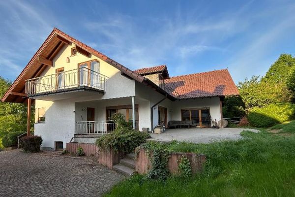 Modernisiertes Zweifamilienhaus gute Lage am Waldrand 446 m² Wohn-u.Nutzfläche Topausstattung EBK