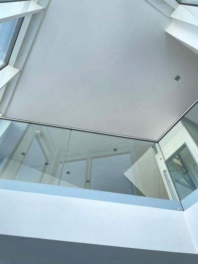 Luxus-Penthouse-Wohnung in traumhafter Lage mit Privatseenutzung – Eingangshalle II