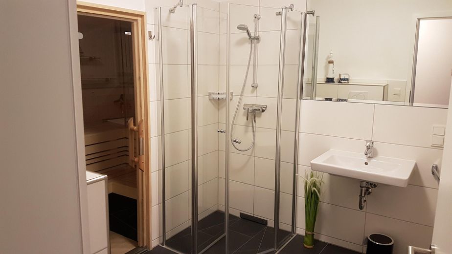 Pier 13 | 98 m² vista sul Mar Baltico, sauna e camino | senza commissioni – Duschbad mit Sauna