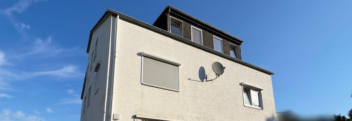 Rückseite mit Stellplätzen