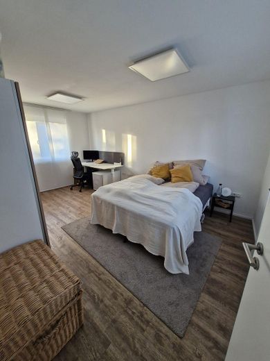 Moderne, großzügig geschnittene,lichtdurchflutete Wohnung in Architektenhaus – Schlafzimmer m. Arbeitsplatz