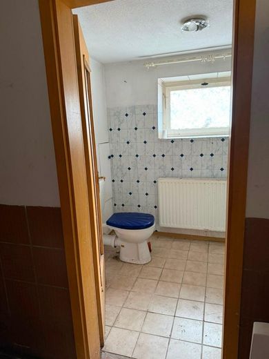 Dom jednorodzinny z ogrodem – Gäste WC Erdgeschoss