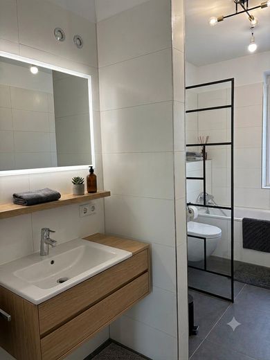 Moderne 4-Zimmerwohnung in Traumlage in Hamburg Eimsbüttel – Bad 2