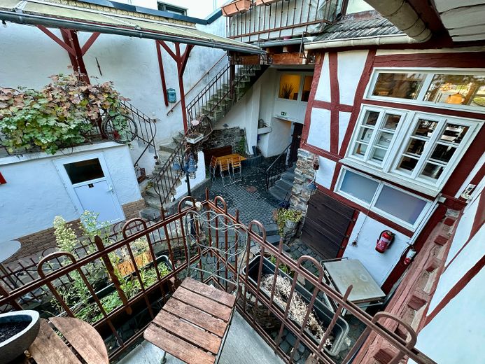 Accogliente caffè di paese cerca un gestore cordiale – Personal-Balkon
