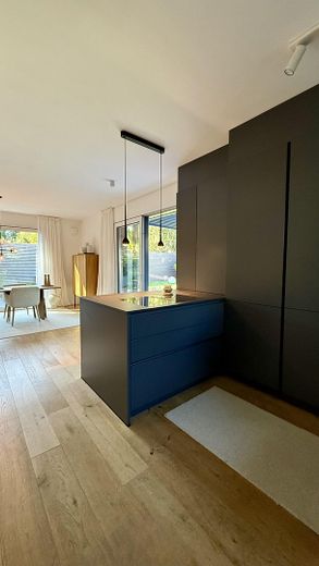 Modernes Endhaus am Brabandkanal mit großem Garten, Dachterrasse und Wellnessbereich – Wohn-Essbereich mit Küche