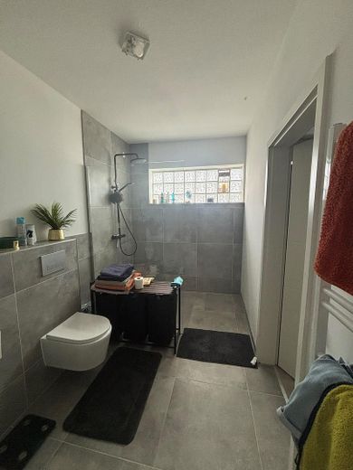 Helle 2-Zimmer-Wohnung, 75 m², kernsaniert, mit Terrasse und Garage – Badezimmer