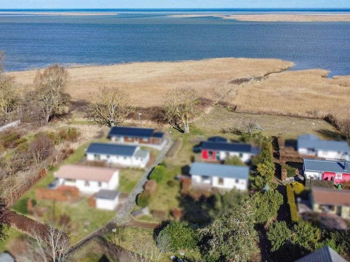 Bodden kıyısında pastoral bir bungalov – çatı terası ve su manzarasıyla küçük bir sığınak – Fotoğraf 1