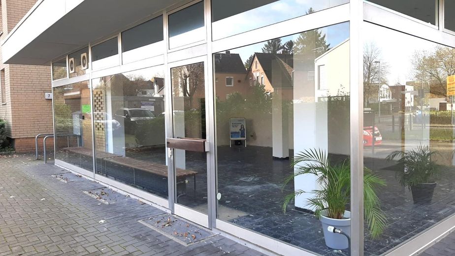 Hannover: Ladenlokal mit 77m² und großen Schaufenstern-Parkplätze vor der Tür – Schaufenster