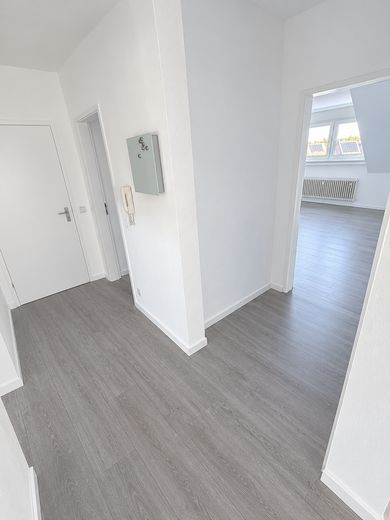 Frisch renovierte 3-Zimmer-Dachgeschosswohnung mit Garage – Flur