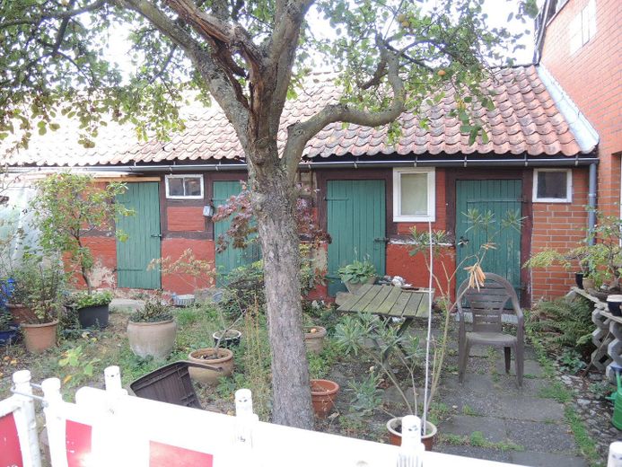 Functional and Solid Country House in the Wendland – Nebengebäude, Holzlager