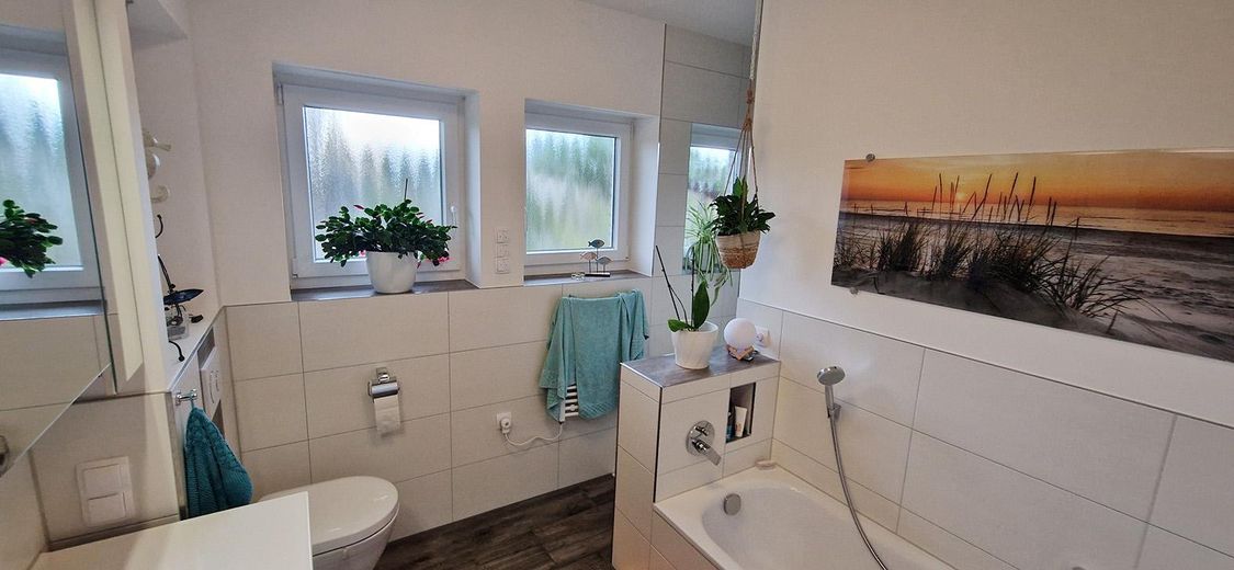 Two-family house – quiet and central with a garden paradise – EG Bad mit Wanne und Dusche