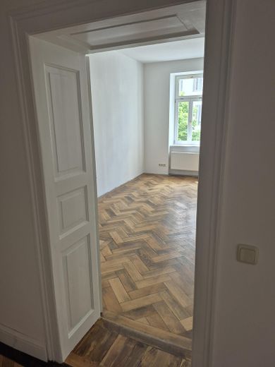 Licht, ruim ingedeeld appartement in een monumentaal pand in München – Blick vom Flur in Zimmer