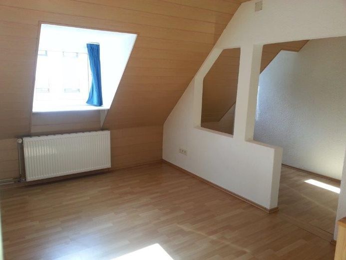 Top-Anbindung & WG-geeignet: Helle 2.5-Zi-DG-Wohnung mit EBK in Stgt-Bad Cannstatt – Schlafzimmer 1