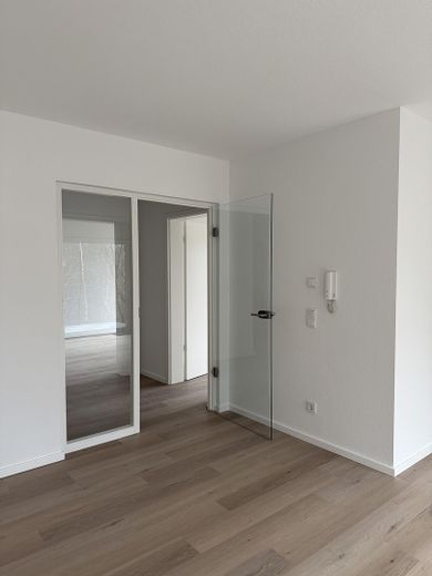 Neubau 3 Zimmer mit großer Terrasse, gehobene Innenausstattung – Wohnzimmer Blick in den Flur