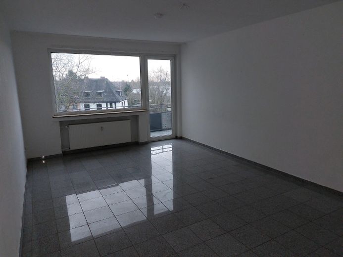 MFH Ratingen Mitte, 14 Wohnungen 790 qm Wfl., 6 Garagen, 3 Stellplätze – Whg. li., Whz. mit Balkon