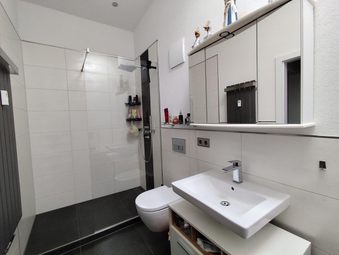 Hochwertige 3-Raum-Dachgeschosswohnung mit großer Dachterrasse in ruhiger Top-Lage – Badezimmer