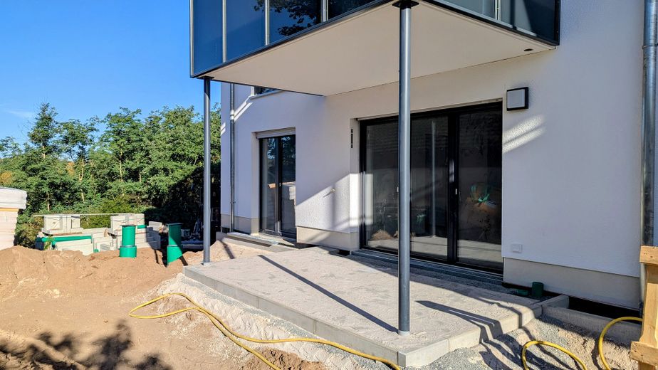 Yeni binada zemin katta 4 odalı daire, ilk kullanım, teras + bahçe, ankastre mutfak, Wallbox donanımlı kapalı otopark yeri – Terrasse