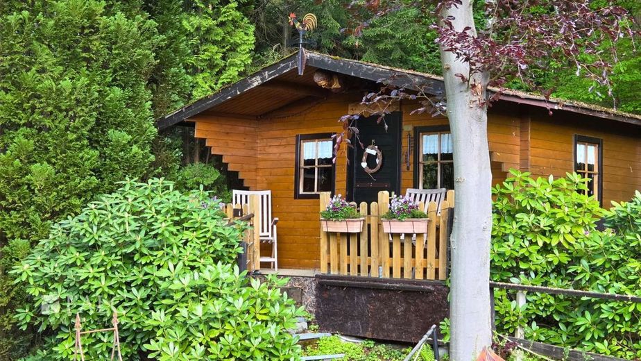 Charmantes Einfamilienhaus mit ELW und weiteren 20qm Zimmern im Untergeschoss mitten in der Natur – Blick zur Gartenhütte