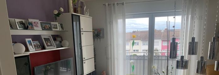Neuwertige 4 Zimmer Dachgeschosswohnung mit großem Balkon und Einbauküche in Münster Hessen