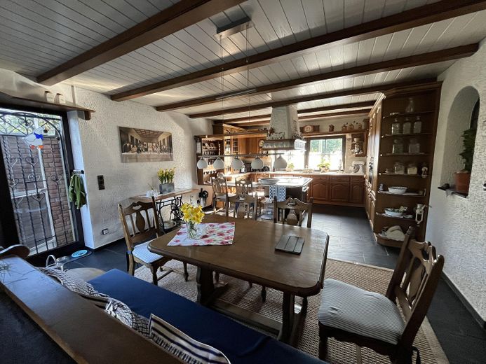 Einfamilienhaus Duisburg Rumeln mit Doppelgarage, Garten + Teich – Küche + Ausgang in d Garten