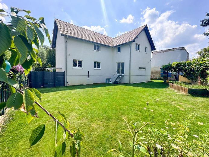 großes individuell erbautes Einfamilienhaus mit Einliegerwohnung in Pausndorf-Solar & Wärmepumpe – Garten