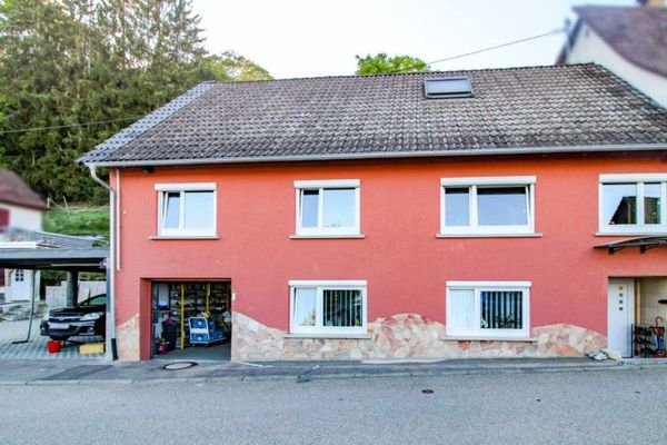La vostra nuova casa: porzione di bifamiliare ristrutturata con garage, carport e fabbricato accessorio ad Aulfingen