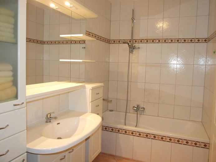 Schöne möblierte Wohnung zentrale Lage von Privat – Bad mit Badwanne