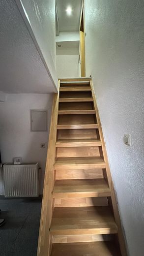 Großzügige teilmöblierte 4-Zimmerwohnung mit Balkon & EBK – Treppe zu 2.OG
