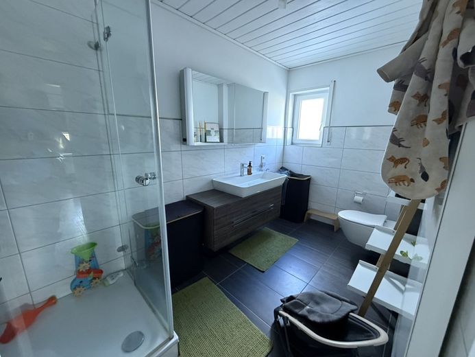 Zwei-Familien-Wohnhaus mit ausgebautem Dachgeschoss – Badezimmer