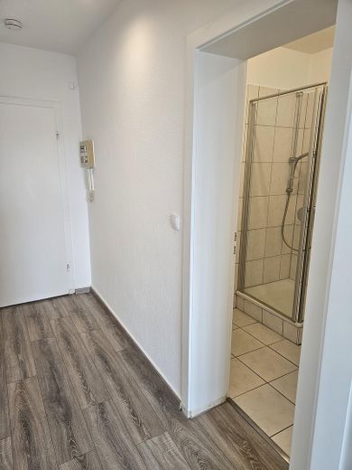 Der erste Schlüssel, der wirklich Dir gehört: Sanierte Wohnung mit Balkon – Flur 