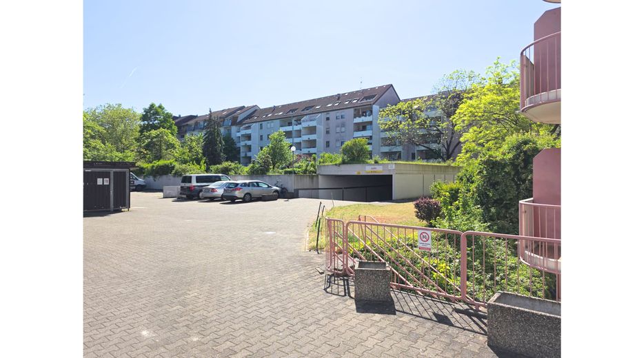 Einfahrt PKW Stellplatz