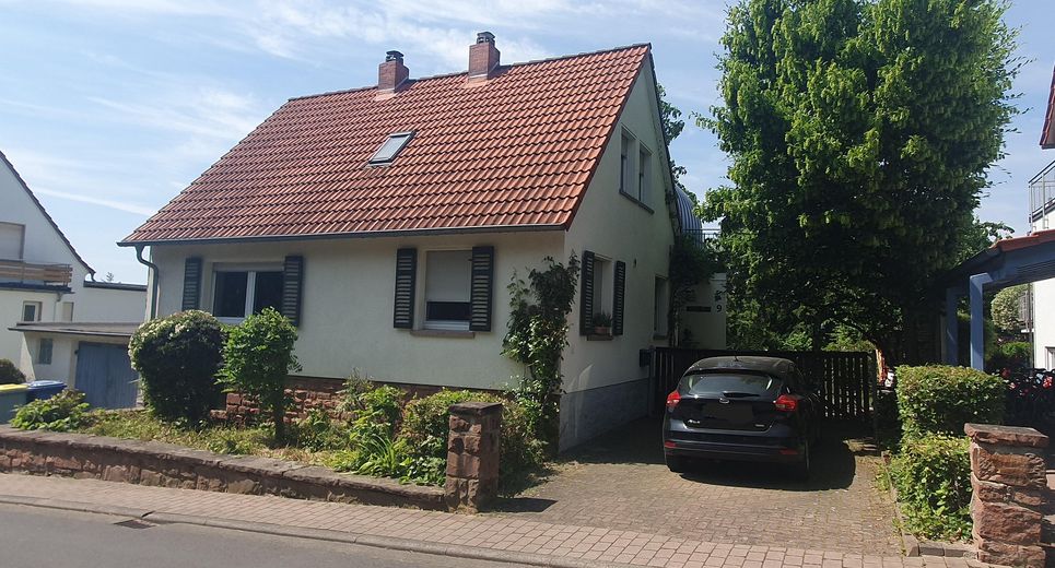 Großzügiges Einfamilienhaus mit 183 m² Wohnfläche – historischer Charme trifft moderne Erweiterung – Vorderseite Haus