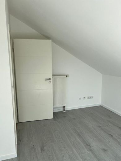 Moderne 3-Zimmer-Dachgeschosswohnung mit Balkon, Loggia &amp; Einbauküche in Karben in Karben-Burg-Gräfenrode – dachgeschoss_9