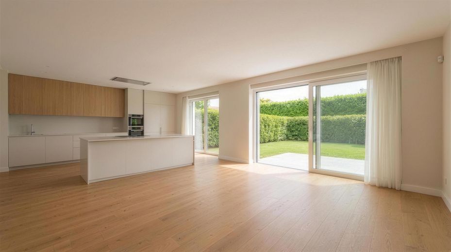 Moderne 4,5-Zimmer-Wohnung mit Gartenund Garage in Friedrichshafen-Ailingen – Küche/Wohen