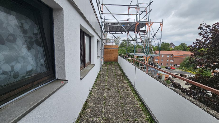 Zentrale 2 Zi.Wohnung · 62 m² · direkt am Bahnhof, ohne Zuglärm · Balkon – Laubengang + Eingang