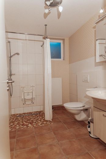 Field-edge location & sunset, detached single-family house with 224 sqm and PV system – Badezimmer UG Dusche eben.