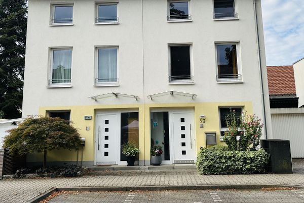 Doppelhaushälfte mit Dachterrasse, Keller, Sauna und Whirlpool, EBK, Photovoltaik, grüner Garten