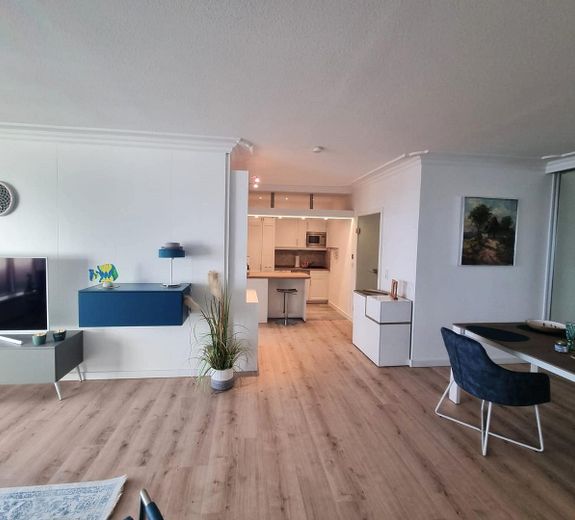 Deniz manzaralı! Plaja ve merkeze yakın, tamamen yenilenmiş üst düzey daire, 75 m², 2 oda – großes Wohn,-Esszimmer