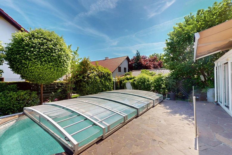 Appartamento modernizzato di 5 locali al piano terra con grande giardino, piscina e accesso diretto al garage – Pool