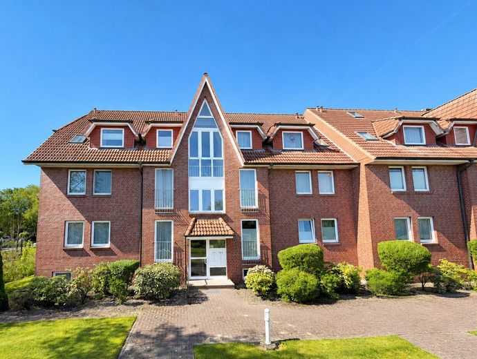 Urlaub beginnt hier - helle Ferien-Wohnung mit 
Balkon &amp; Sauna an der Nordsee in Dorum-Neufeld – PKW-Stellplatz direkt vorm Haus