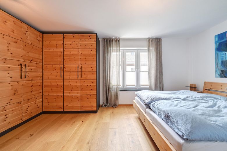 Neuwertige Doppelhaushälfte mit exklusiver Ausstattung, PV-Anlage und sonnigem Südwestgarten – Geräumiges Elternschlafzimmer