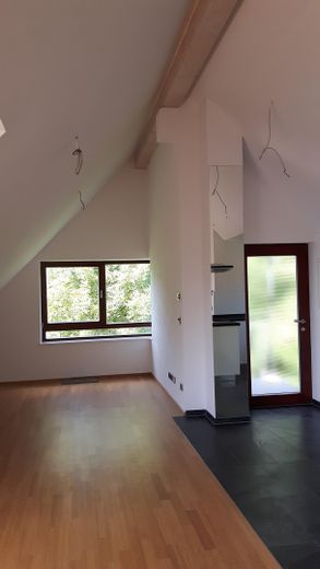 3 Zimmer lichtdurchflutete DG-Wohnung Inmitten von München-Waldtrudering – Wohnzimmer und Eingang