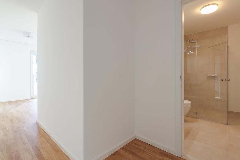 2 Zimmer Luxus Neubau - Einbauküche + Parkett - vom Eigentümer – Blick in Bad aus Flur