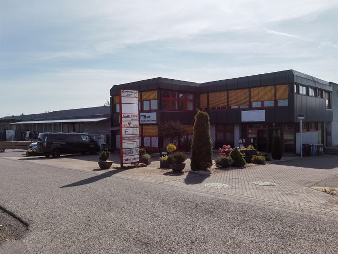 Verwaltungsgebäude, bei Bedarf mit kleiner Halle, Ortsteil 53577 Neustadt/Wied, zu vermieten – Strassenseite komplett