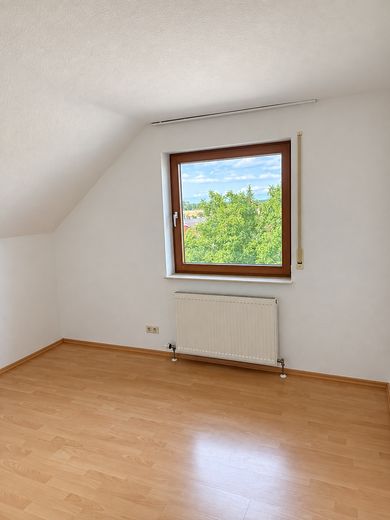 Tanto spazio su 96 m²: appartamento al piano superiore con 4 locali, balcone, cucina componibile e garage – Weiteres Schlaf- o. Arbeitszim