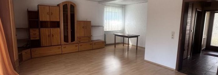 Bad Salzdetfurth-Wesseln: बेसमेंट और गैराज सहित, अलग प्रवेश वाले फ्लैट का विकल्प रखने वाला एकल-परिवार का घर