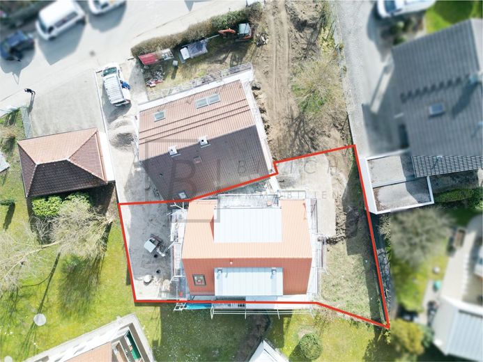Charmante 2-Zimmer-Dachgeschosswohnung in ruhiger Lage  - Wohlfühlen garantiert – Drohnenaufnahmen