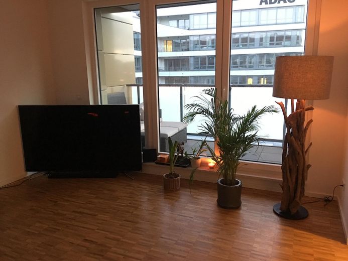 Helle, moderne City Maisonette Wohnung am Kanal – Wohnzimmer 