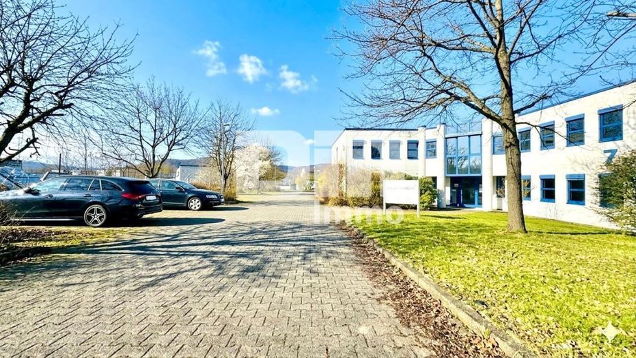 Vielseitiger Gewerbekomplex Halle + Büro / Freifläche - Top Infrastruktur direkt am A44 / A49 Kreuz – Zufahrt Parkflächen / Bürogebäude